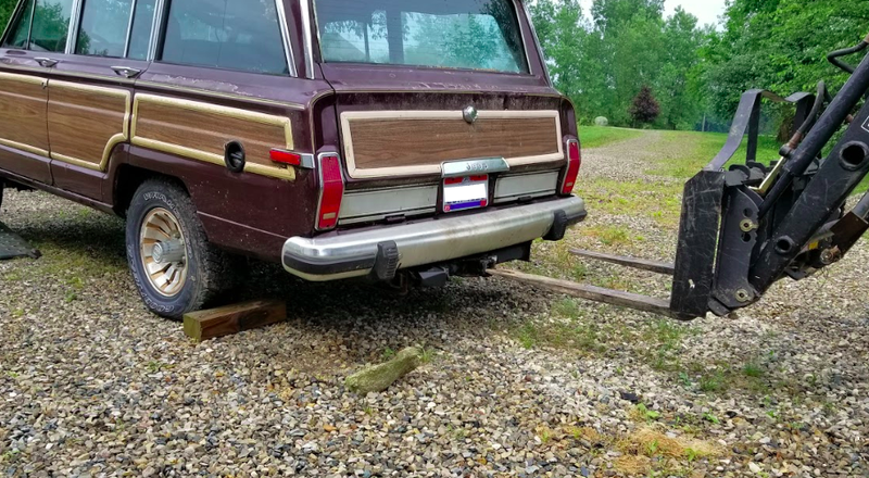 Illustration for article titled What It Was Like Towing a Free Jeep Grand Wagoneer With the 2020 Jeep Gladiator